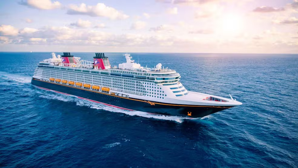 Menina cai de cruzeiro da Disney ao posar para foto — pai pula no mar para salvá-la